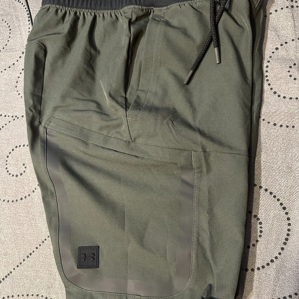 UNDER ARMOUR ELITE SPORTSTYLE FITTED CARGO D. GREEN SHORTS SIZE SMALL MEN $90.00